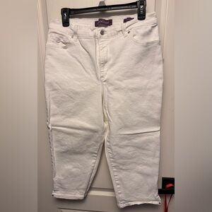 Gloria Vanderbilt Amanda White Capri Jeans NWOT